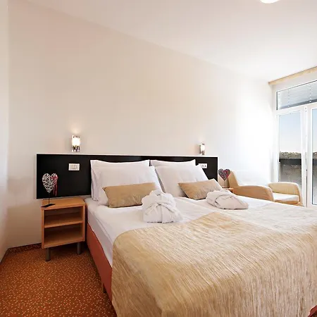 - Sava & ラデンツィ